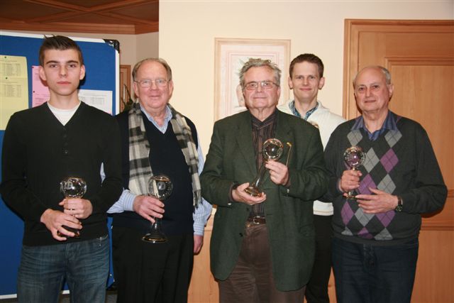 Florian Huber, Kurt Hähnlein, Gottlieb Kutschera, Dr. Christoph Schultes und Albert Jahrstorfer (von links) freuten sich über ihre Trophäen.